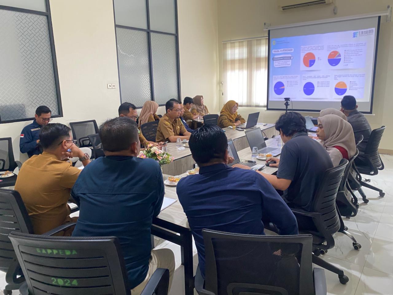FGD akhir penyusunan dokumen kajian Survey Kebutuhan Air Minum (Real Demand Survey) di Kecamatan Singkawang Utara.   Selasa, 14 April 2026  Aula Kepala Bappeda.