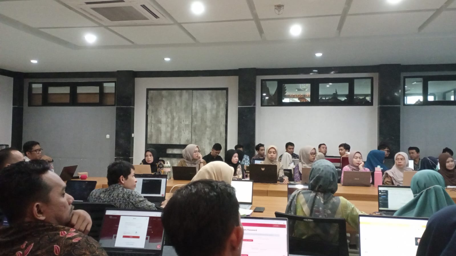 TINGKATKAN KUALITAS PENGELOLAAN PENGADUAN MASYARAKAT, PEMKOT SINGKAWANG GELAR COACHING SP4N-LAPOR!